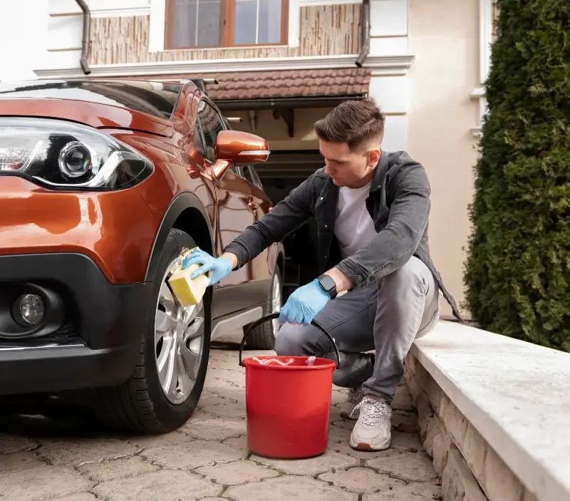 Lavage auto à domicile Orval sur Sienne : professionnel intervenant sur un véhicule